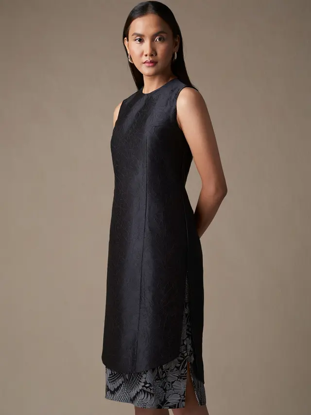 Dress Batik Kombinasi Brokat Belah Samping (Foto: Reve Art AI)