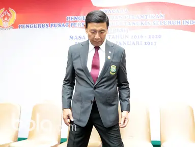 Ketua Umum PBSI, Wiranto bersiap untuk difoto usai pelantikan pengurus PBSI di Senayan, Jakarta, Kamis (19/1/2017). (Bola.com/Nicklas Hanoatubun)