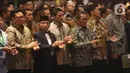 Sandiaga Uno (ketiga kiri) menghadiri acara pelantikan pengurus Himpunan Pengusaha Muda Indonesia (HIPMI) periode 2019-2024, di Hotel Raffles, Jakarta, Rabu (15/1/2020). Sandiaga Uno hadir dalam acara ini sebagai mantan Ketua Umum HIPMI periode 2005-2008. (Liputan6.com/Angga Yuniar)