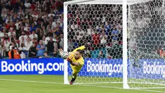 Kiper Italia Gianluigi Donnarumma menyelamatkan tendangan pemain Inggris, Bukayo Saka dalam adu penalti pada pertandingan final Euro 2020 di Stadion Wembley di London, Minggu 11 Juli 2021. Donnarumma telah resmi menjadi pemain Paris Saint Germain (PSG). (Fabio Ferrari/LaPresse via AP)