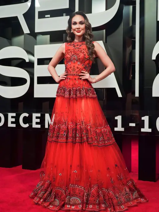 Luna Maya tampil luar biasa dengan dress merah dari Hian Tjen. Bak pengantin India, dress cantik tanpa lengan ini membalut tubuh Luna Maya dengan sangat baik. [Foto: Instagram/lunamaya]
