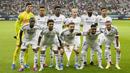 Para pemain starting XI Real Madrid berfoto bersama jelang menghadapi Atalanta pada laga Piala Super Eropa 2024 di Narodowy Stadium, Warsawa, Polandia, Rabu (14/8/2024). (AP Photo/Czarek Sokolowski)