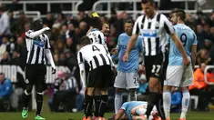 Aksi Diving Samir Nasri membuahkan kartu kuning bagi Mapou Yanga-Mbiwa pada pertandingan sepak bola Liga Inggris antara Newcastle United vs Manchester City di St James 'Park, Newcastle upon Tyne (12/01/14). (AFP/Ian Macnicol)

