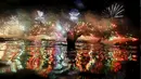 Pasangan saat menikmati kembang api yang meledak menghiasi langit di pantai Copacabana saat perayaan Tahun Baru 2016 di Rio de Janeiro, Brasil, (1/1/2016). (REUTERS/Ricardo Moraes)