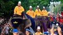Sejumlah gajah mengikuti kirab ageng melintasi Jl Kusuma Negara, Yogyakarta, Kamis (7/1) .KGPAA Paku Alam X di nobatkan sebagai raja Kadipaten Pakualaman usai mengikuti upacara jumeneng dalem di Bangsal Sewotomo Puro Pakualaman.(Boy Harjanto)