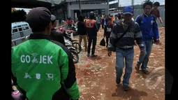 Sejumlah  Tukang ojek yang biasa mengetem di bahu jalan samping Stasiun Tanah Abang Kini harus pindah ke lahan baru yang disediakan oleh Dinas Perhubungan DKI Jakarta, Jakarta Pusat, Jumat (6/2/2014). (Liputan6.com/JohanTallo)