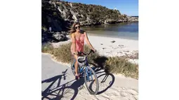 Petenis asal Kanada, Eugenie Bouchard, menikmati liburan dengan bersepeda di pantai. (Photo/Instagram)
