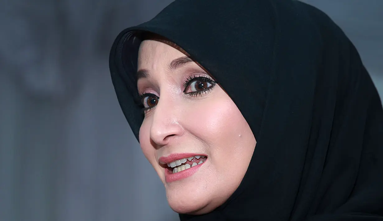 Inneke Koesherawati saat Ibadah Haji tahun 2002, di depan Kakbah bertemu dengan orang berpakaian serba putih dan sangat harum baunya dan menyapanya. Dari situ, ia teringat Rassulullah yang selama ini didambakan untuk bertemu. (Deki Prayoga/Bintang.com)