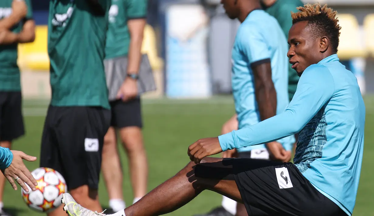 Gelandang Villarreal, Samuel Chukwueze menghadiri sesi latihan di Ciudad Deportiva Villarreal di Vila-Real pada Selasa (28/9/2021). Villarreal akan bertandang ke markas Manchester United (MU) pada laga Grup F Liga Champions 2021/2022, Kamis dini hari WIB. (JOSE JORDAN/AFP)