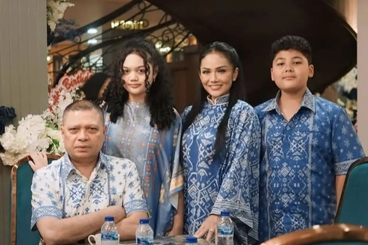Pesona Serasi Keluarga Kris Dayanti dalam Balutan Sarimbit Lebaran Bernuansa Biru di Perayaan Ulang Tahun Anang Hermansyah