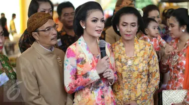 Selvi Ananda (tengah) didampingi kedua orangtuanya memberikan keterangan pers usai menggelar prosesi siraman dan Sadean Dawet di kediamannya di Sumber, Solo, Jateng, Rabu (10/6/2015). (Liputan6.com/Faizal Fanani)