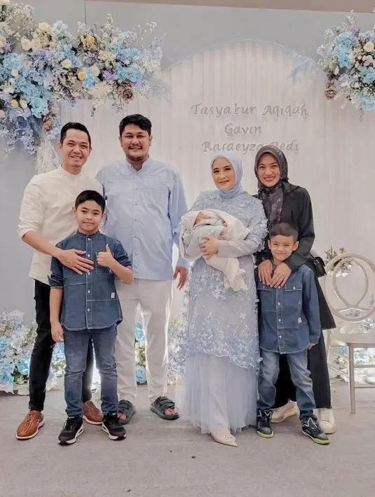 Hadir juga pasangan selebriti Dude Harlino, Alissya Soebandono bersama anak-anaknya. "Tasyakuran aqiqah baby Gavin. Insya Allah tumbuh jadi anak sholeh yah, Nak," tulis Alissa. [Instagram/ichasoebandono]