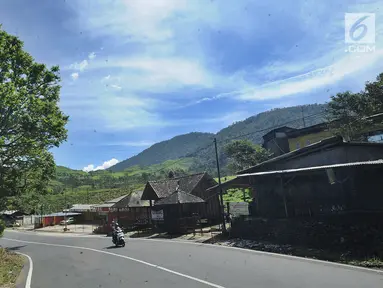 Kondisi jalanan di kawasan Puncak yang terlihat sepi, Bogor (29/03). Akibat terjadi longsor di Ciloto, sejumlah jalan di kawasan puncak ditutup. (Merdeka.com/Arie Basuki)