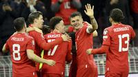 Para pemain Timnas Swiss merayakan gol yang dicetak Granit Xhaka ke gawang Israel pada laga Grup I Kualifikasi Euro 2024 di Stade de Geneve, Geneva, Swiss (28/3/2023). Swiss total mengoleksi 8 gol tanpa kebobolan di Grup I. Renato Steffen dkk mampu menang 5-0 atas Belarusia dan 3-0 atas Israel. (Keystone via AP Photo/Salvatore Di Nolfi)
