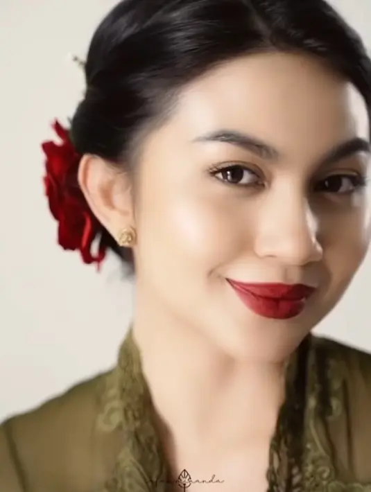 Baru-baru ini Ariel bertamu ke acara Istana Berkebaya. Gaya anggunnya sukses mencuri perhatian. [Instagram/arieltatum]