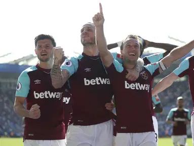 Para pemain West Ham United merayakan gol Mark Noble (tengah) saat melawan Leicester City pada lanjutan Premier League di King Power Stadium, Leicester, (5/5/2018).  West Ham menang 2-0. (Tim Goode/PA via AP)