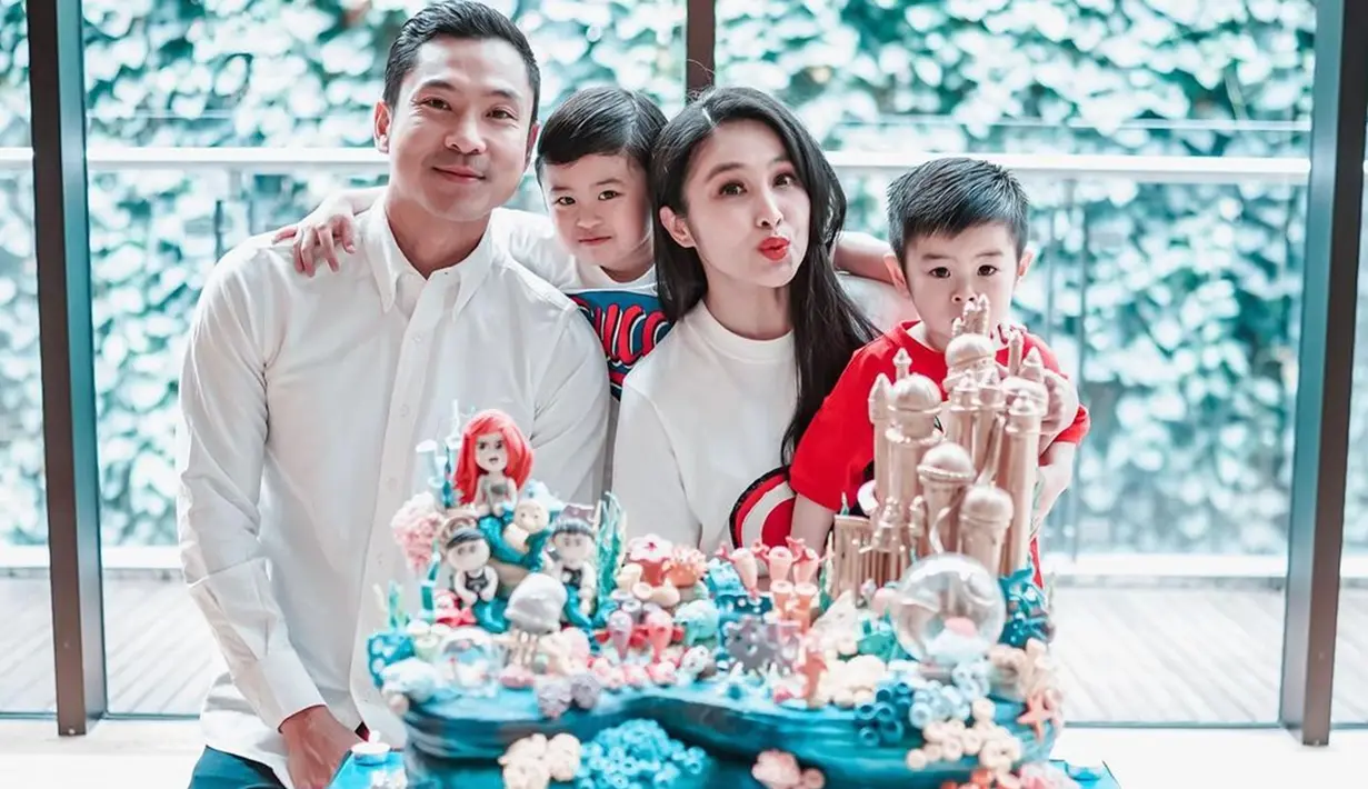 Kue ulang tahunnya selalu mewah, saat ulang tahun ke-39, Sandra Dewi merayakan ulang tahunnya dengan kue desain bawah laut. Detail putri duyung, ikan-ikan, karang hingga tumbuhan laut sangat sempurna. Saking uniknya, kue ulang tahun artis keturunan Tionghoa ini tidak terlihat seperti kue. Hangatnya keluarga Sandra Dewi di setiap momen perayaan ultah tak lepas dari perhatian. (Liputan6.com/IG/@sandradewi88)