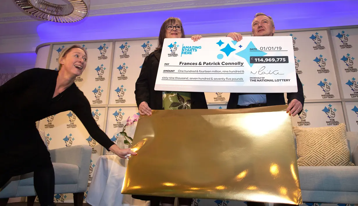 Frances dan Patrick Connolly seusai diumumkan sebagai pemenang lotere EuroMillions hari tahun baru di Belfast, Irlandia Utara, Jumat (4/1). Pasangan suami istri tersebut memperoleh 115 juta poundsterling atau sekitar Rp2,1 triliun. (Paul FAITH/AFP)