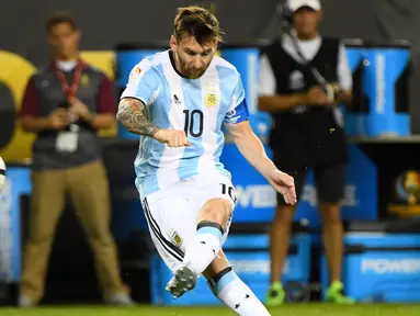 Penyerang Argentina, Lionel Messi saat melakukan tendangan bebas saat melawan Panama pada pertandingan Copa America Centenario grup D di Chicago, Amerika Srikat, (11/6). Argentina menang besar atas Panama 5-0. (Mike DiNovo-USA TODAY Sports)