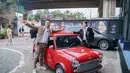 Kali ini, mereka berfoto dengan mini cooper classic berwarna merah. Mobil itu terparkir di rumah mewah Raffi lainnya yang juga masih berlokasi di Andara. (Foto: Instagram/ raffinagita1717)
