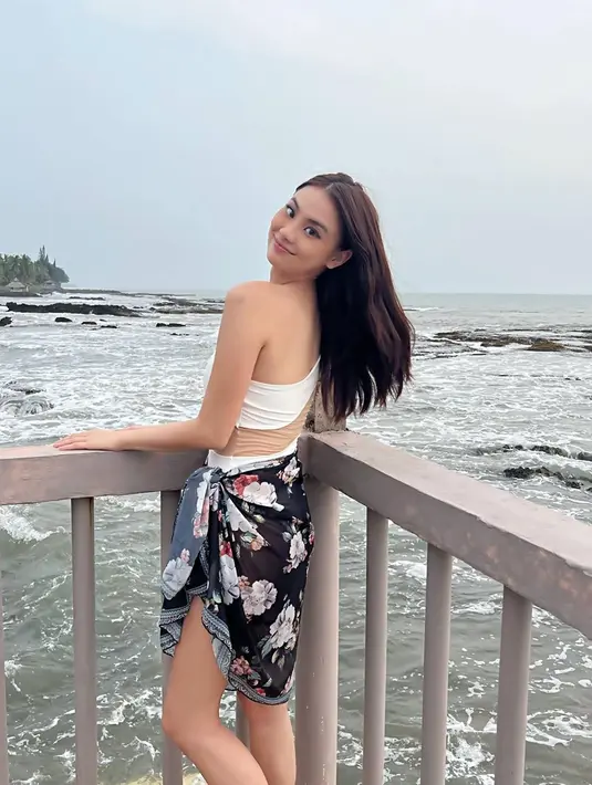 Beberapa waktu lalu, Gege sempat menikmati momen liburan di sebuah pantai. Aktris kelahiran Jakarta ini pun tampil menawan dengan gaya rambut panjangnya. Hampir kepala tiga, parasnya pun tidak banyak berubah dengan potretnya saat masih ABG. Apalagi penampilannya malah disebut semakin terlihat muda dan menawan.