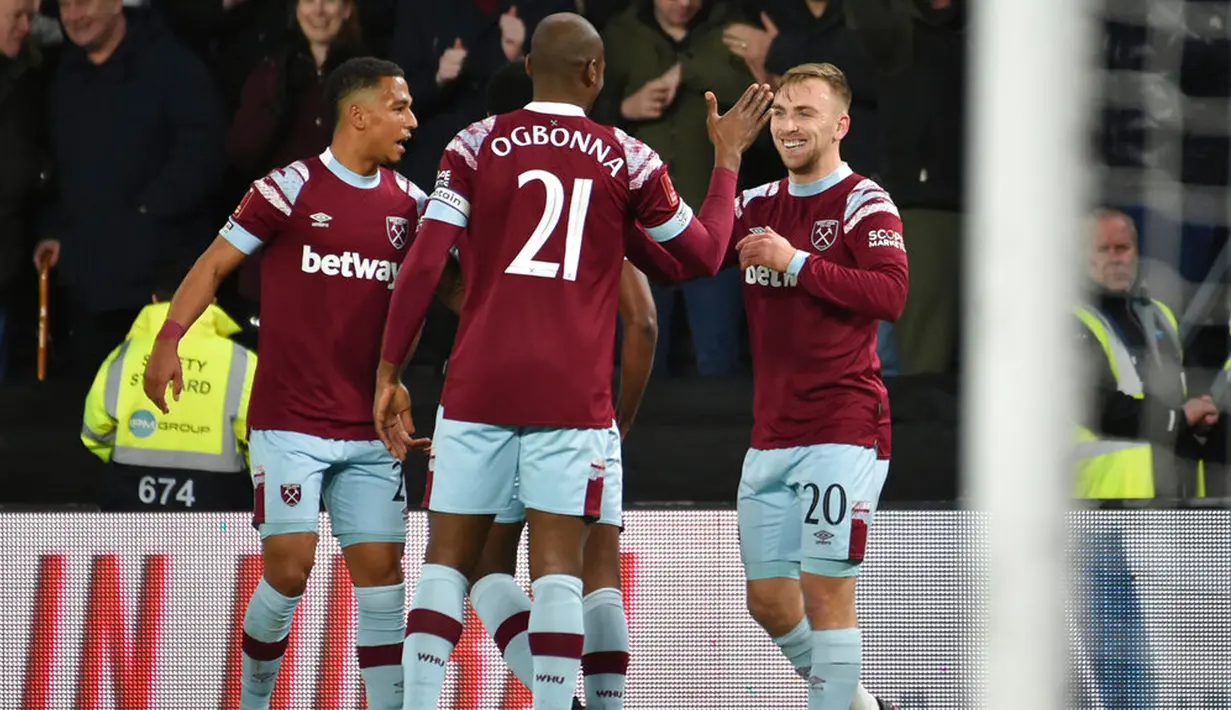 Pemain West Ham United Jarrod Bowen (kanan) merayakan setelah mencetak gol ke gawang Derby County pada pertandingan sepak bola putaran keempat Piala FA di Stadion Pride Park, Derby, Inggris, 30 Januari 2023. West Ham United mengalahkan Derby County dengan skor 2-0. (AP Photo/Rui Vieira)