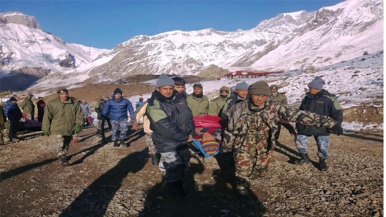 Longsor salju di Gunung Himalaya.