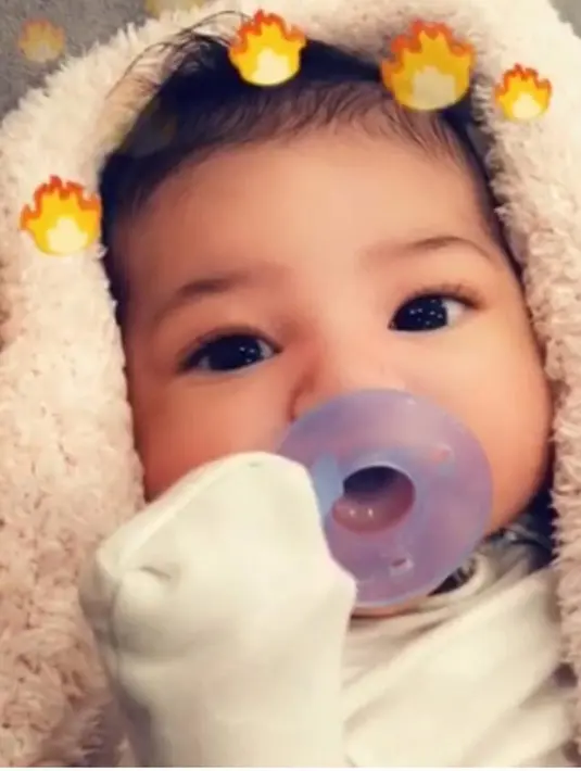 Sebelumnya Kylie Jenner pun mengunggah sebuah video Stormi yang berwajah lucu saat lagi 'ngempeng'. (instagram/travisscott)