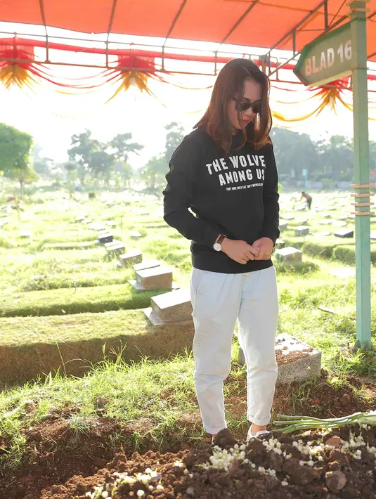 Dengan membawa bunga melati, ia langsung mendatangi peristirahatan terakhir ayahnya yang meninggal akibat pecah pembuluh darahnya lantaran serangan stroke, di usia 65 tahun. (Andy Masela/Bintang.com)