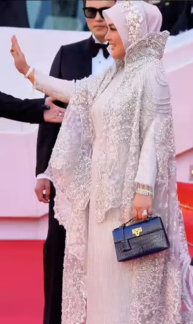 6 Potret detail gaun putih yang dipakai Syahrini di Festival Film Cannes 2025, elegan bermotif phoenix