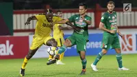 Pemain Bhayangkara FC, Herman Dzumafo (kiri) berebut bola dengan M Roby (PSMS) pada lanjutan Go-Jek Liga 1 Indonesia bersama Bukalapak di Stadion PTIK, Jakarta, Jumat (3/8). Babak pertama Bhayangkara unggul 2-0. (Liputan6.com/Helmi Fithriansyah)