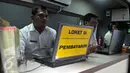 Sejumlah operator berjaga di Mobil Operator Layanan online Badan Pertanahan Nasional terparkir untuk melayani masyarakat peluncuran Aplikasi Lintas (Layanan dan Informasi Tanpa Batas) di Kantor BPN, Jakarta, Kamis (4/2/2016). (Liputan6.com/Johan Tallo)