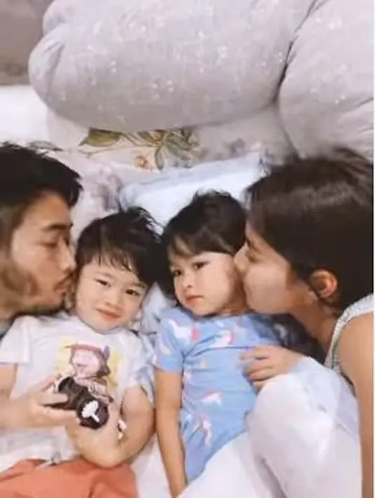 Syahnaz Sadiqah uyel-uyelan bersama keluarga (Instagram/syahnasz)