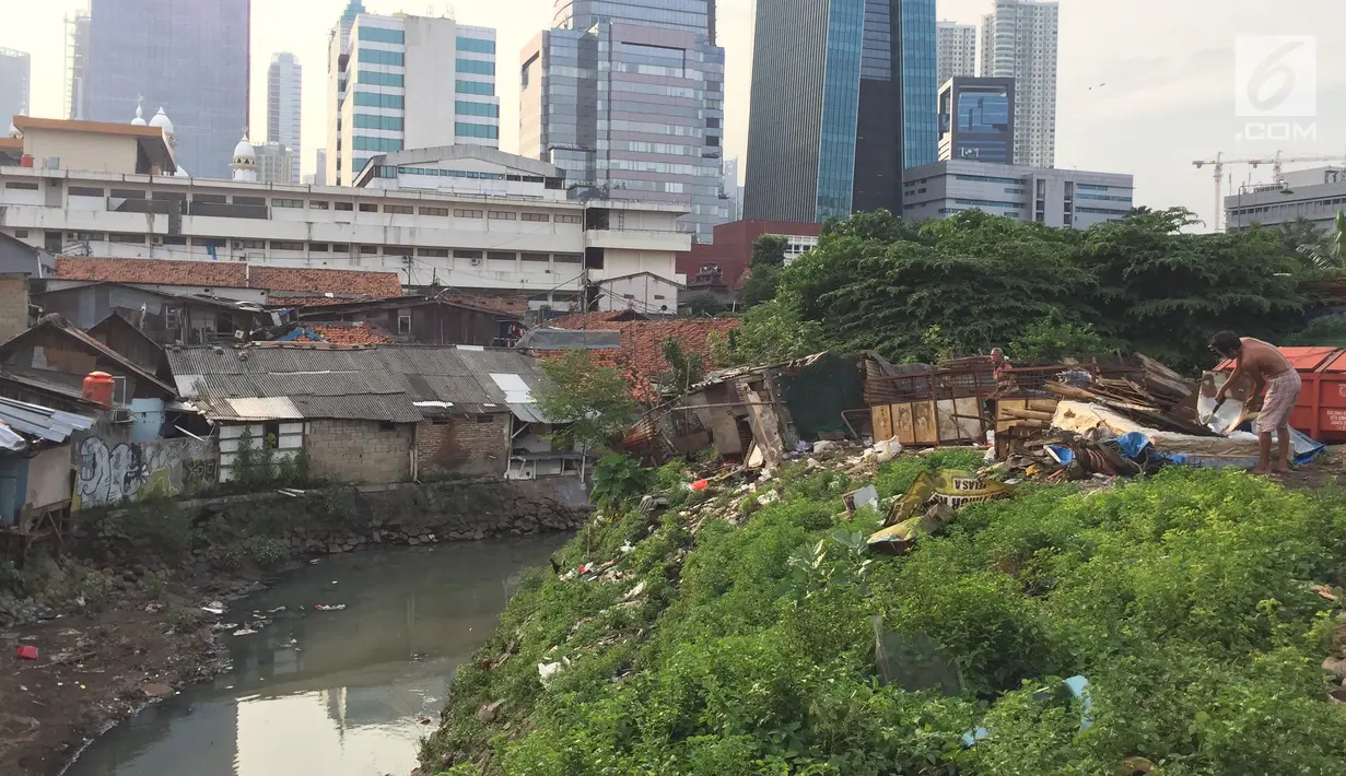 Pemandangan rumah kumuh berlatar gedung bertingkat terlihat di kawasan Kuningan, Jakarta, Jumat (2/2). Menurut Wagub DKI Jakarta, Sandiaga Uno target tersebut akan tercapai selama ada koordinasi yang baik antara instansi. (Liputan6.com/Immanuel Antonius)