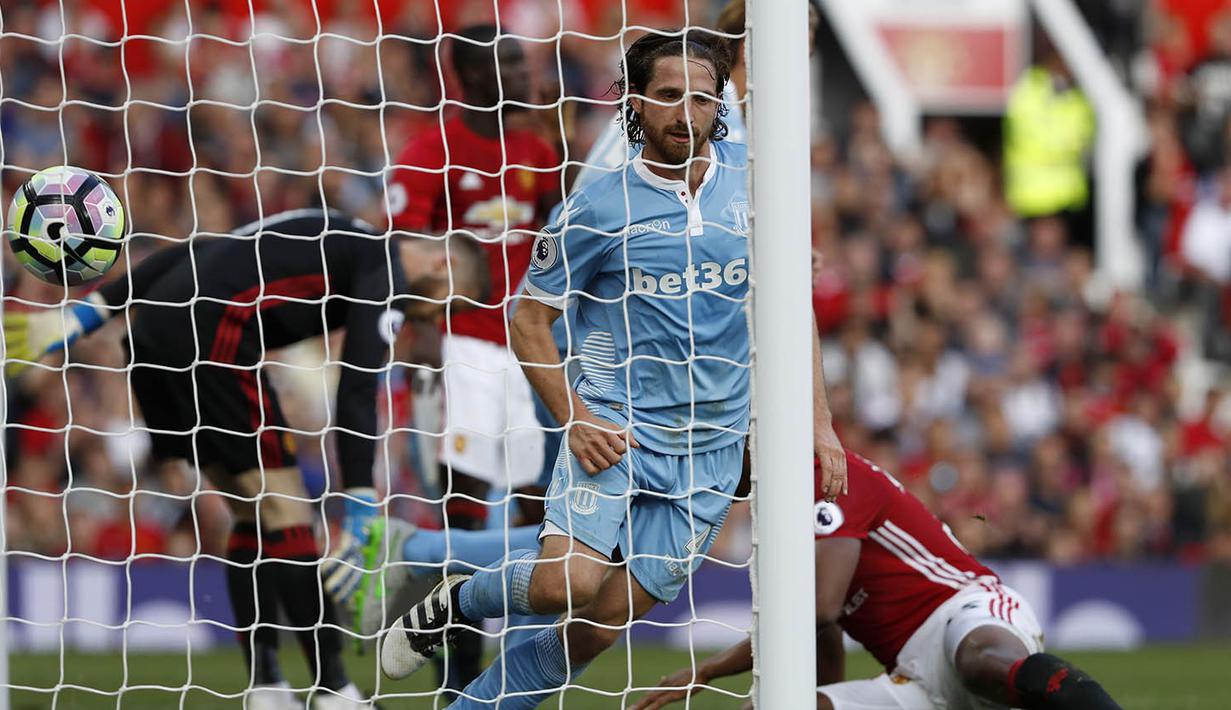 Proses terjadinya gol gelandang Stoke, Joe Allen, ke gawang Manchester United. Petaka bagi MU terjadi pada menit ke-89 dimana Stoke berhasil mencetak gol yang membuat kedudukan menjadi imbang 1-1 hingga laga usai. (Reuters/Russell Cheyne)