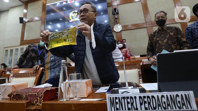 Raker dengan Komisi VI DPR, Mendag Zulkifli Hasan Tunjukkan Minyakita