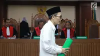 Kakanwil Kemenag Gresik yang juga tersangka pemberian suap kepada anggota DPR Romahurmuziy, Muafaq Wirahadi saat menjalani sidang pembacaan dakwaan di Pengadilan Tipikor, Jakarta, Rabu (29/5/2019). Muafaq didakwa memberi suap mantan Ketua Umum PPP Romahurmuziy. (Liputan6.com/Helmi Fithriansyah)