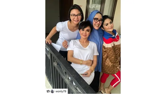 Meski jarang tersosot, kakak beradik ini kerap menghabiskan waktu bersama.