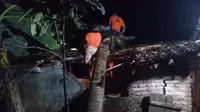 Rumah Warga di Desa Telemung tertimpa pohon besar akibat dihatam angin puting beliung (Istimewa)