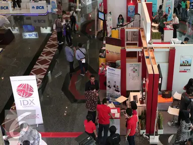Pengunjung menyaksikan pameran Investor Summit 2015 di Bursa Efek Indonesia, Jakarta, Kamis (12/11/2015). Investor Summit diselengarakan sebagai upaya agar masyarakat Indonesia paham tentang pasar modal. (Liputan6.com/Angga Yuniar)