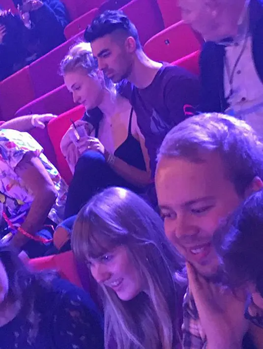 Dala foto yang tersebar lewat Twitter, Joe tampak mesra melingkarkan tangannya ke pundak Sophie layaknya sepasang kekasih. Saat itu mereka terlihat asik berdua tanpa mempedulikan keramaian sekitar. (doc.Dailymail)