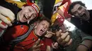 Di Brussels, sejumlah pendukung Belgia bersorak menyambut kemenangan tim asuhan Marc Wilmots atas Rusia 1-0 di penyisihan Piala Dunia Grup H di Stadion Maracana, Rio de Janeiro, Brasil, (22/6/2014). (REUTERS/Eric Vidal)