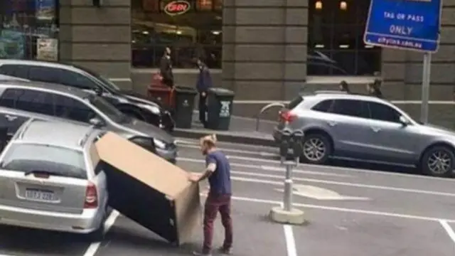 Cara kurang cerdas membawa barang besar dengan mobil.