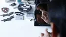 Manusia kelelawar kota Chiba tersebut tengah merias wajahnya sebelum berkeliling dengan motornya bernama Chibatpod, Jepang, (31/8/14). (REUTERS/Yuya Shino)