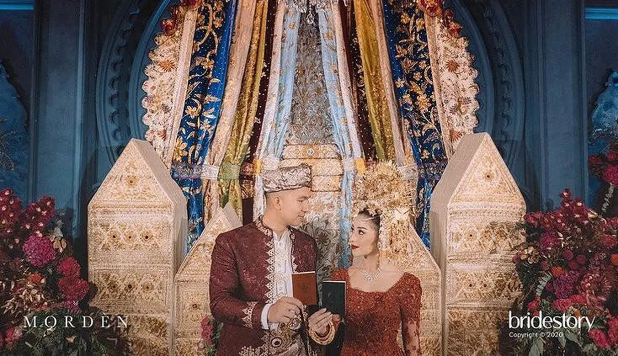 <p>Nikita Willy melangsungkan pernikahan dengan menggunakan adat Minang saat resepsi. Ia menikah dengan pengusaha muda, INdra Priawan pada 16 Oktober 2020 lalu. (Instagram/@nikitawillyofficial94)</p>