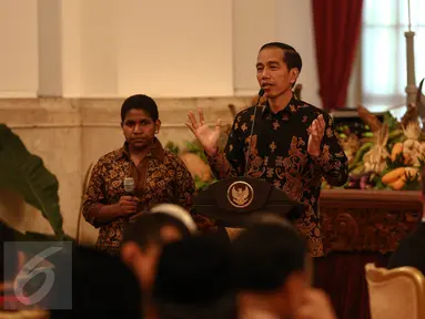 Presiden Jokowi  memberikan arahan pada acara silaturahmi dengan Teladan Nasional di Istana Negara, Jakarta, (18/8). Dalam pidatonya Presiden memotivasi para teladan nasional untuk senantiasa bergerak membangun bangsa. (Liputan6.com/Faizal Fanani) 