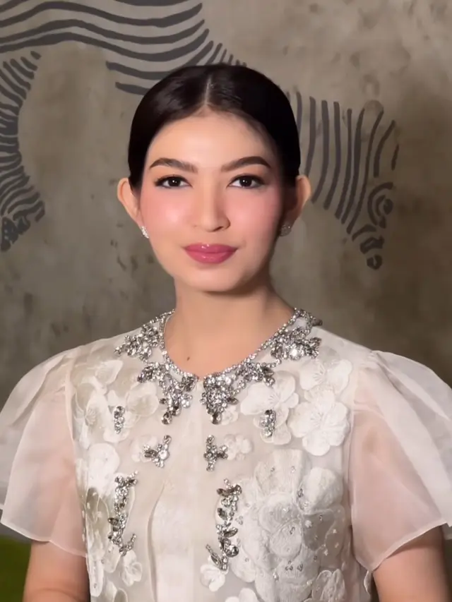 Selvi Ananda dengan Riasan Wajah Serba Pink. [@antoniusanungmakeup]