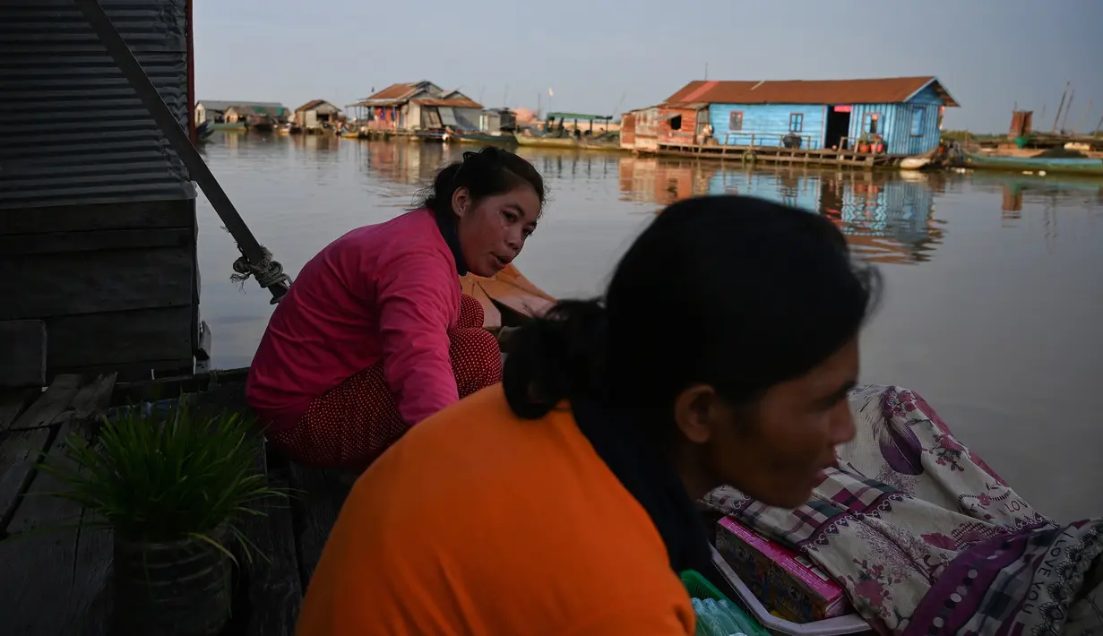 Perempuan berbelanja kosmetik di sebuah desa terapung di sepanjang sungai Siem Reap, Kamboja (5/12/2019). Sungai Siem Reap adalah sungai yang mengalir melalui Provinsi Siem Reap, di barat laut Kamboja. (AFP/Manan Vatsyayana)
