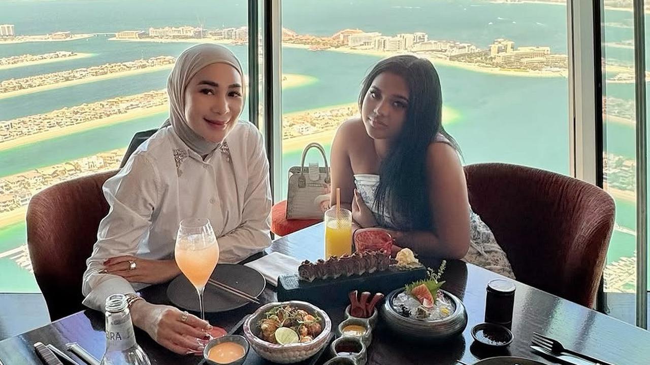 6 Potret Liburan Mewah Erin Taulany Istri Andre Taulany di Dubai, Coba Naik Jet Car hingga Makan di Restoran Mewah Burj Khalifa
