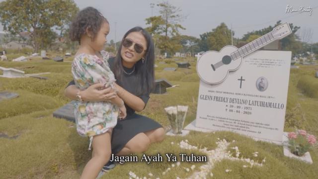 Mutia Ayu Rawat Makam Glenn Fredly